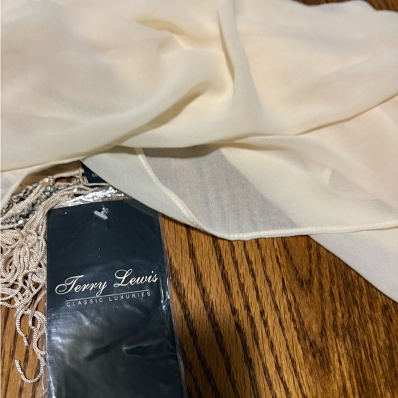 Terry Lewis Classic Luxuries Cream Scarf - Picture 4 of 4